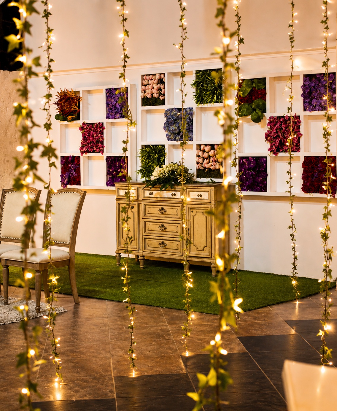 Pared floral con cortinas de luces