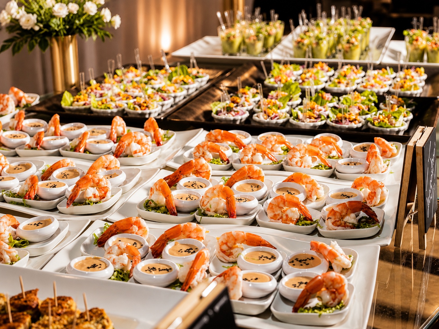 Mesa de pasapalos y mariscos servida por Eventos Oceania