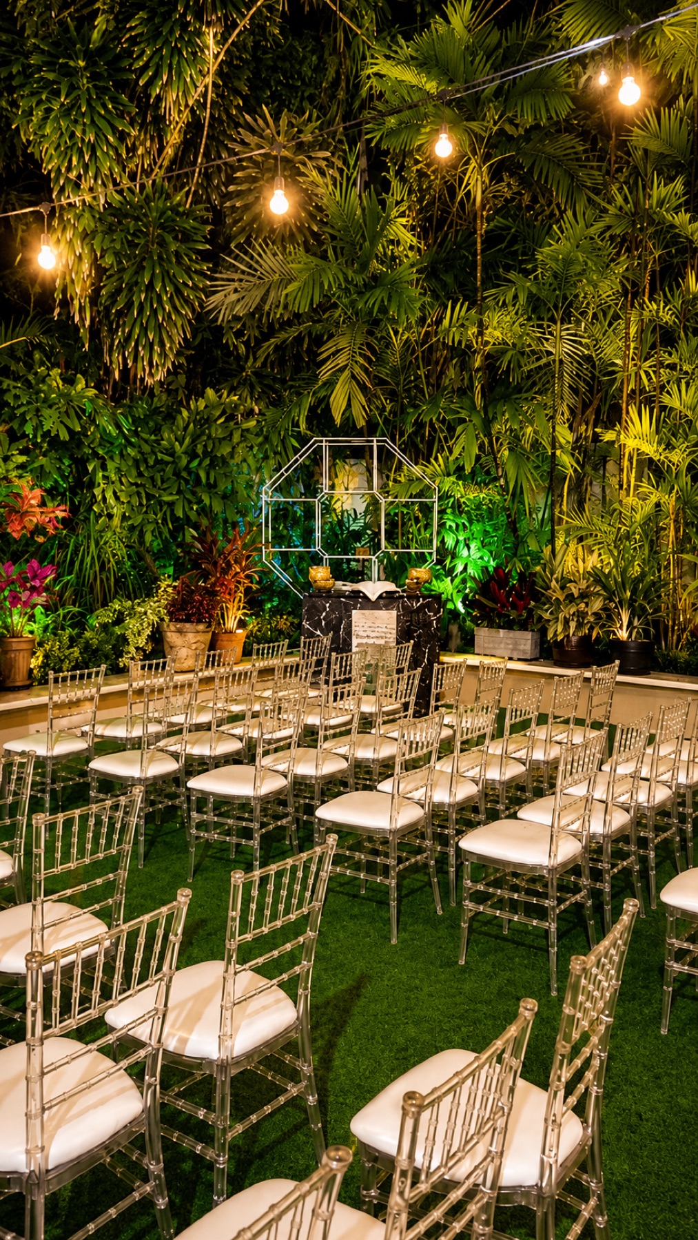 Ceremonia de jardín entre palmas