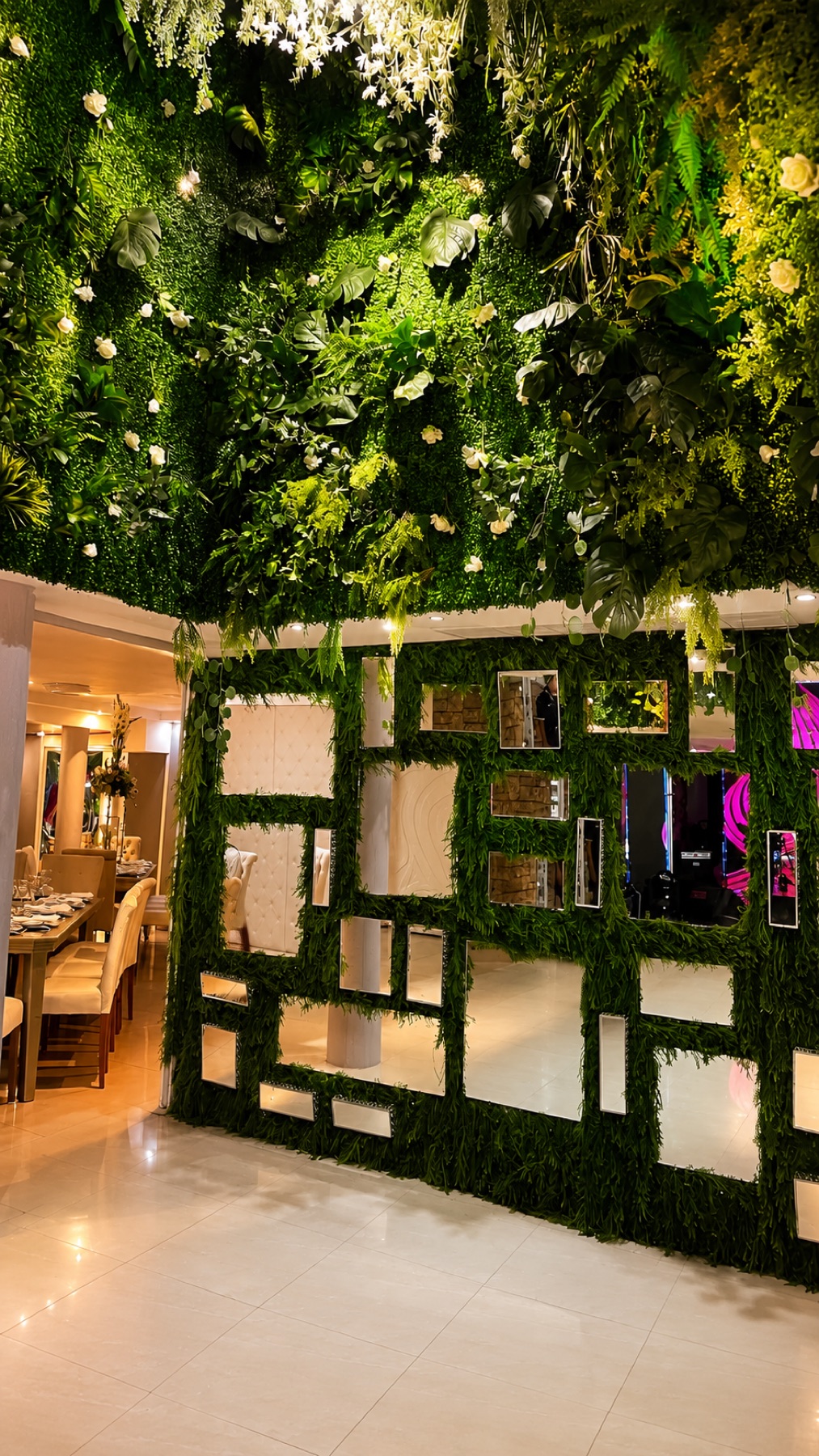Pared verde con espejos