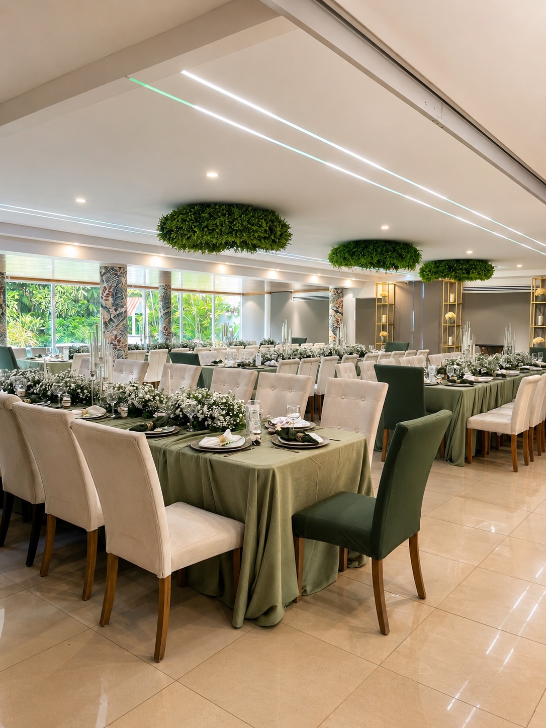 Salón con mesas verdes