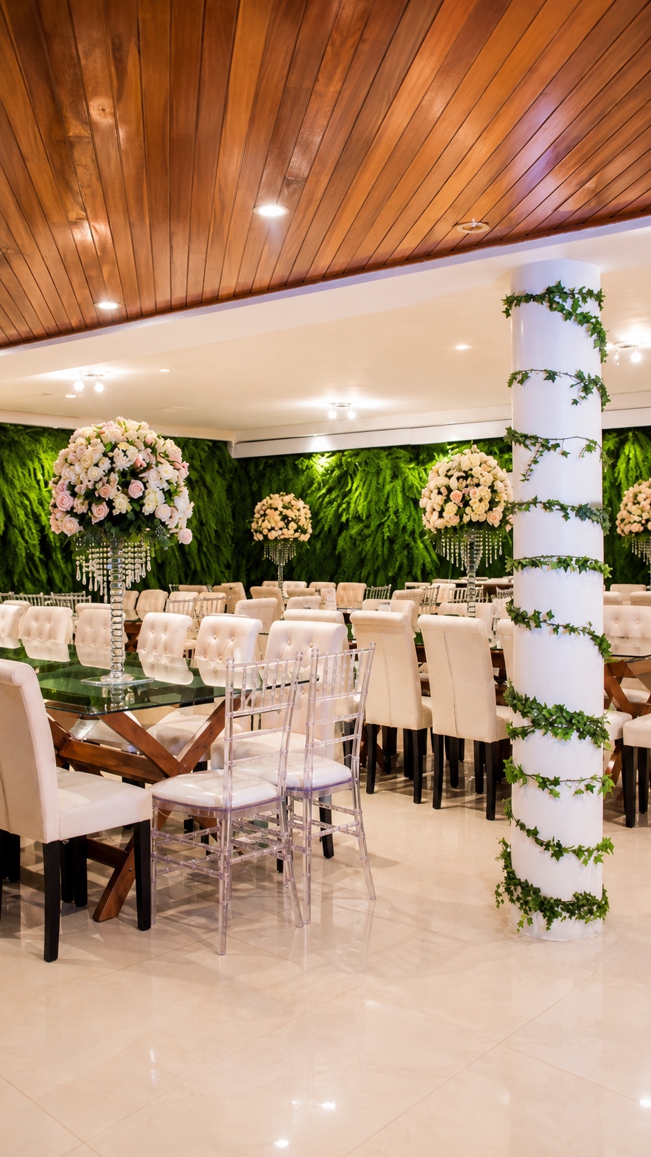 Salón verde con mesas de cristal