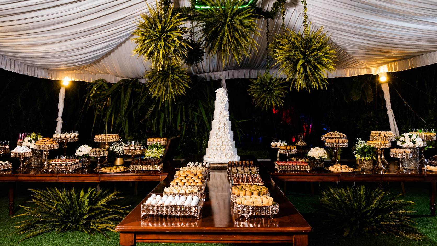 Mesa de dulces elegante con torta central y postres en Eventos Oceania