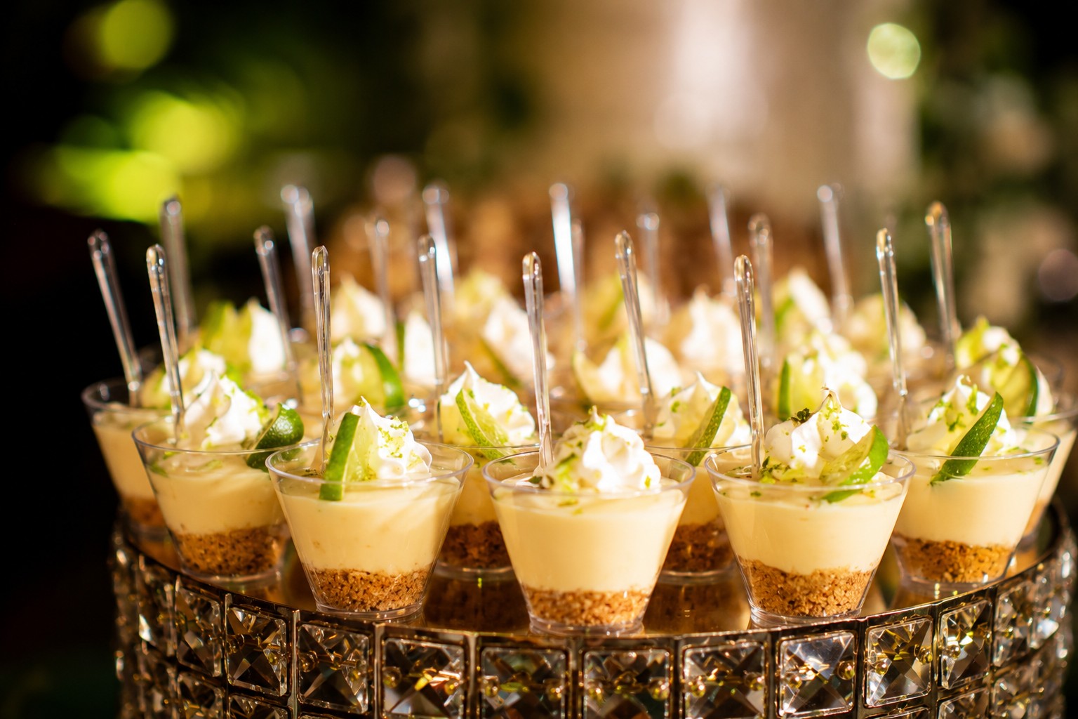 Postres frescos servidos individualmente