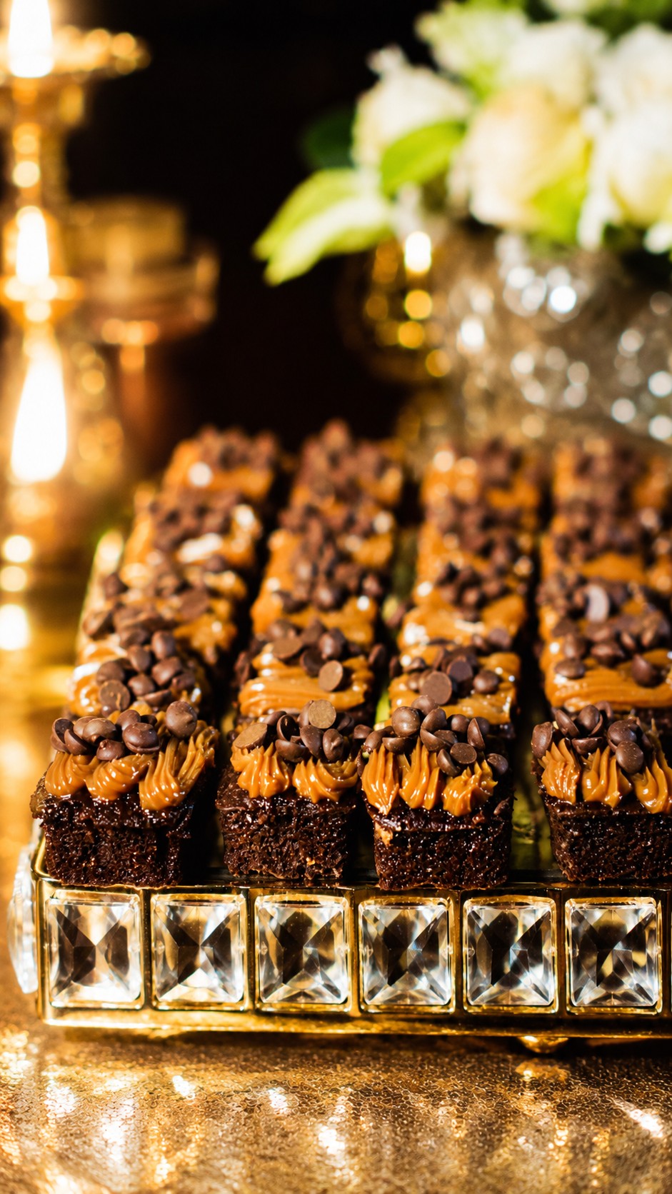 Brownies y caramelo en primer plano