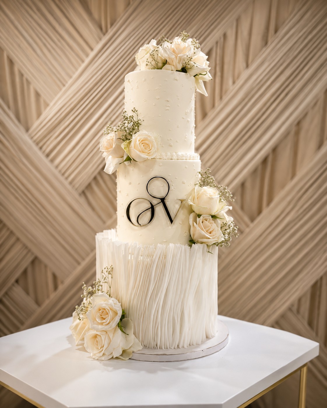 Torta blanca con iniciales