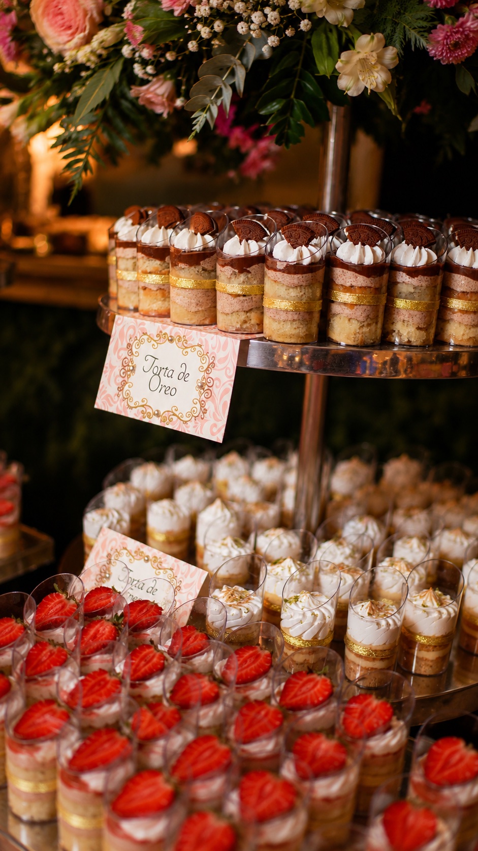 Postres de oreo y fresas servidos individualmente