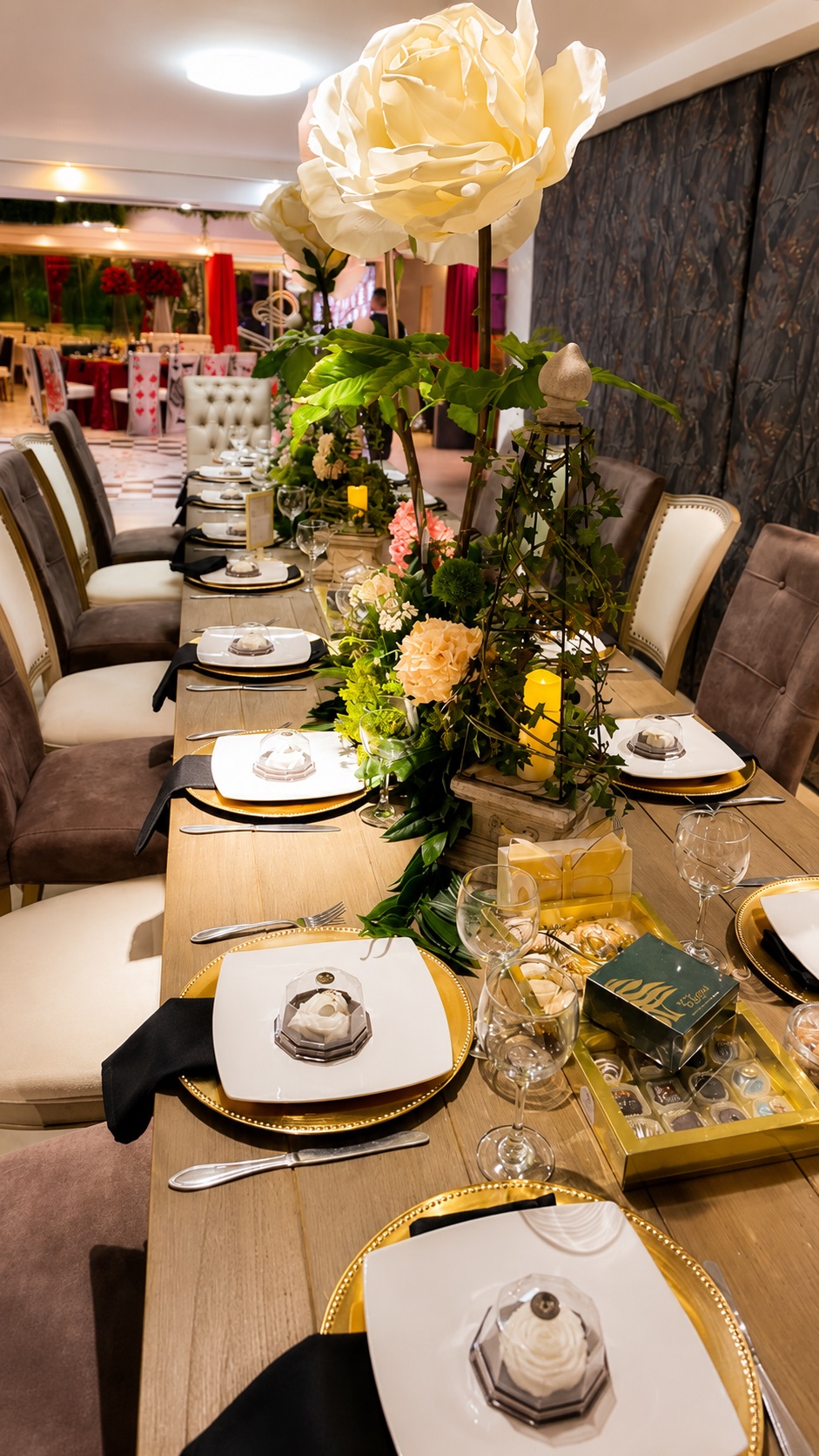 Mesa elegante con rosas blancas