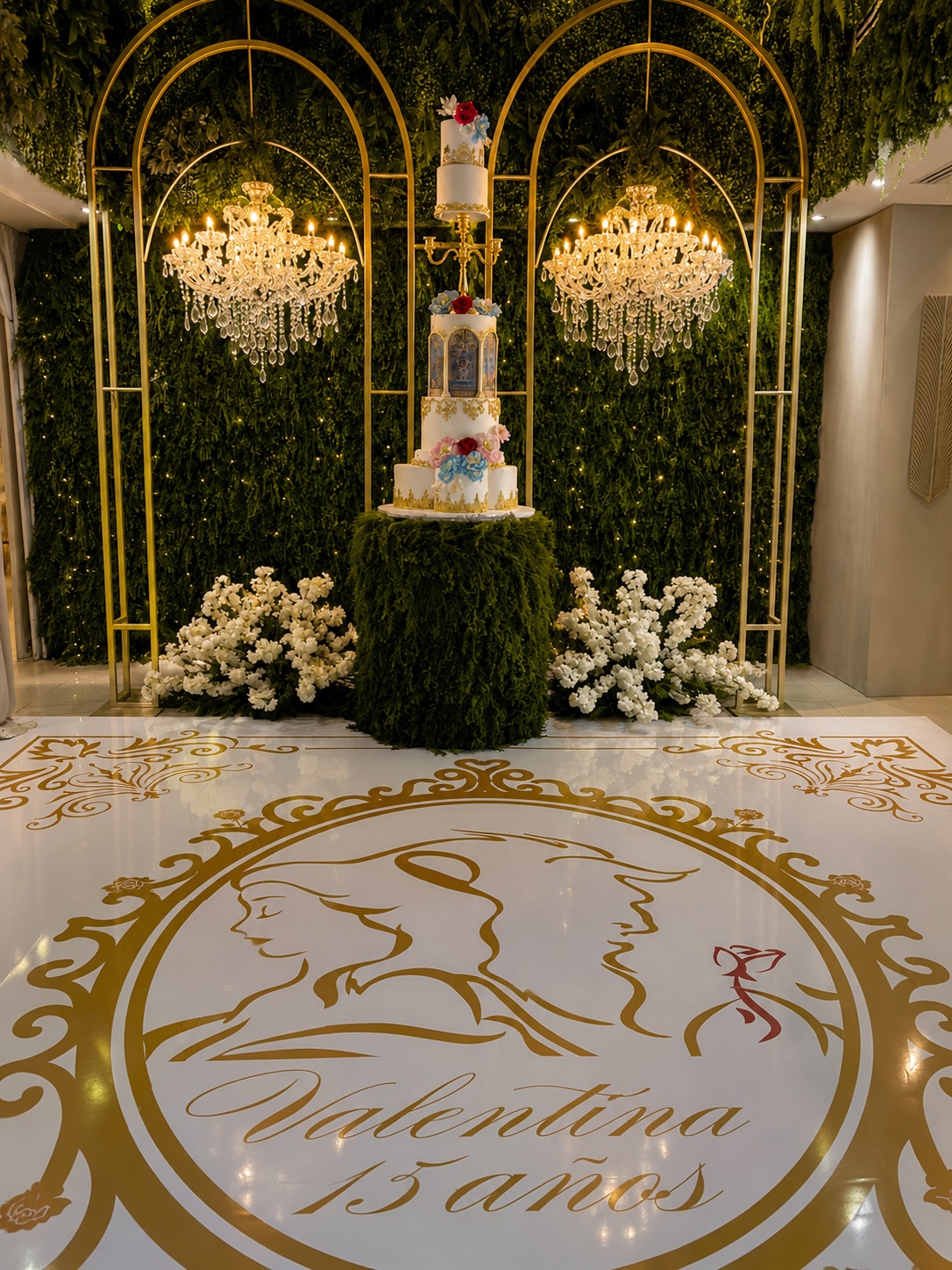 Pista personalizada Valentina 15 años con torta y candelabros