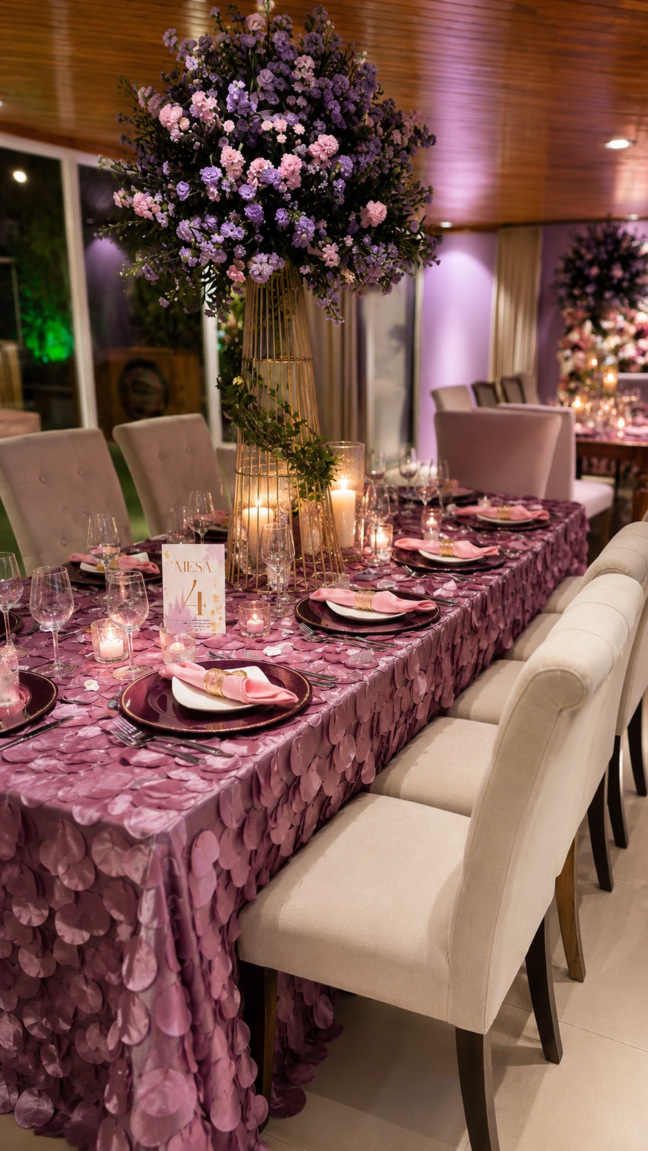 Mesa lila con velas